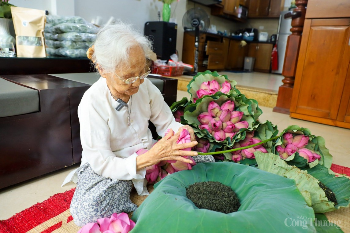 Cận cảnh quy trình làm trà sen đầy công phu của người Hà Nội