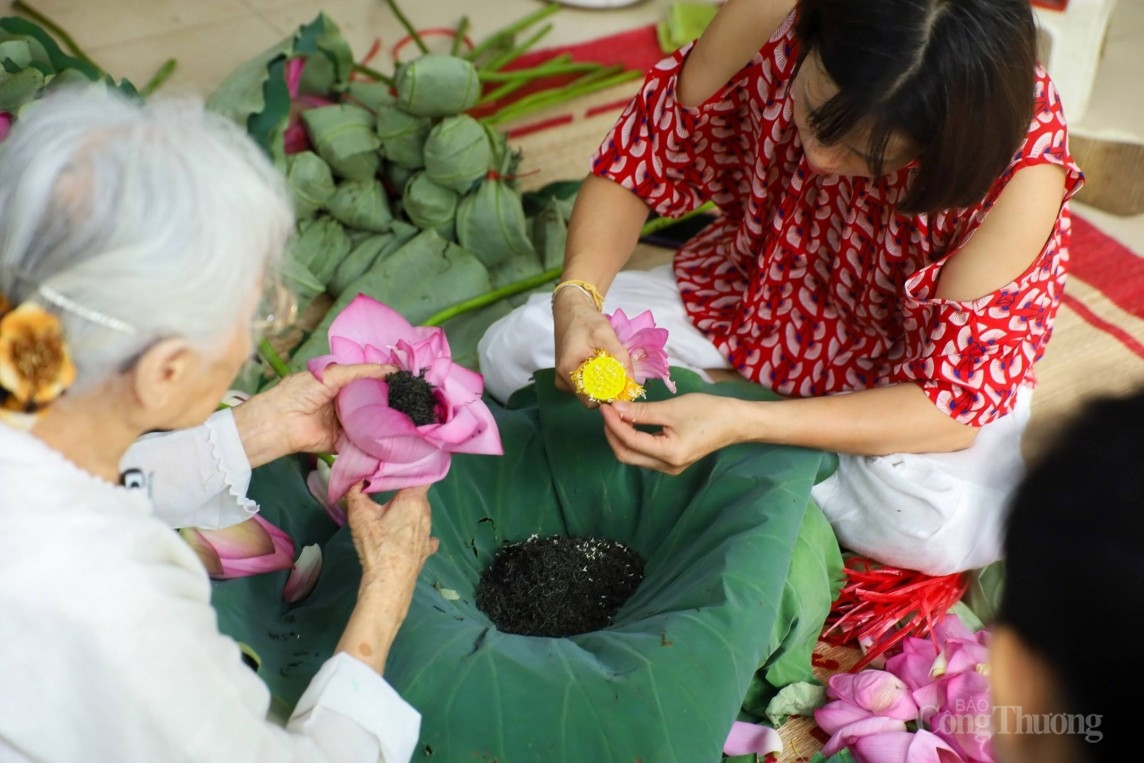 Cận cảnh quy trình làm trà sen đầy công phu của người Hà Nội