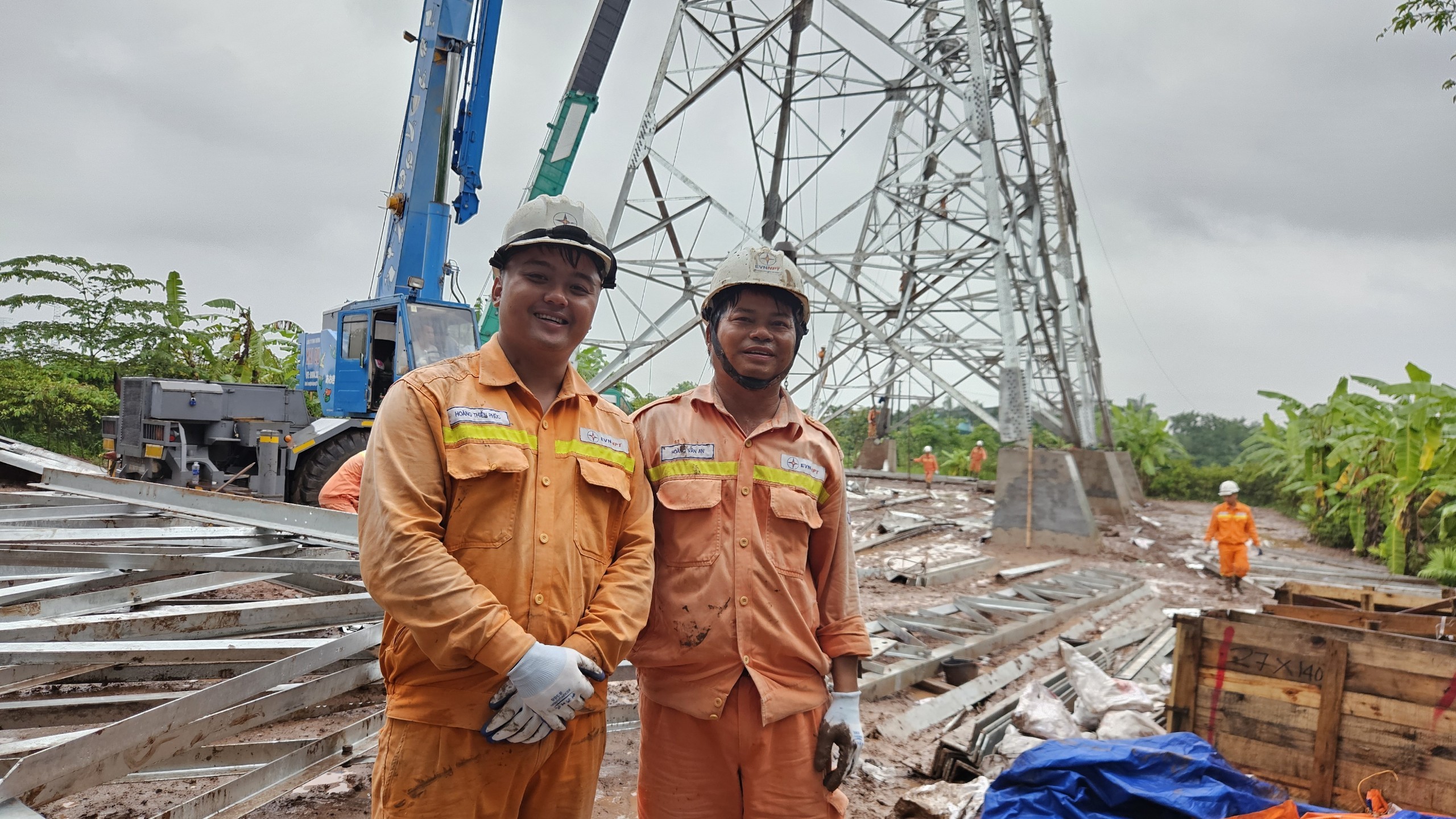 Cha con anh Hoàng Văn An và anh Hoàng Thiên Phúc đang tham gia hỗ trợ thi công tại vị trí 179, Thái Bình.