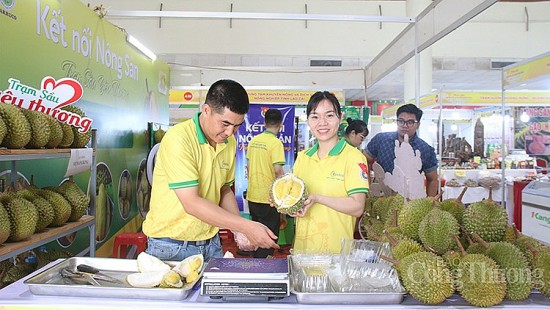 sau rieng hut khach tai phien cho nong san dac san vung mien