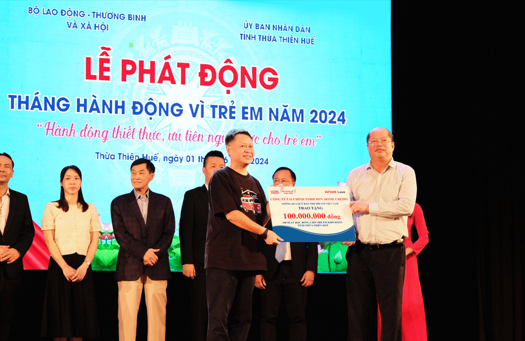 khoi dong home love 2024 home credit trao hoc bong cho hoc sinh kho khan tai hue