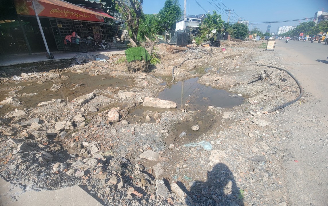 TP. Hồ Chí Minh Những hố sau gây nguy hiểm cho người tham gia giao thông cũng như gây khó khăn trong sinh hoạt và kinh doanh của người dân - Ảnh: Ngân Nga.