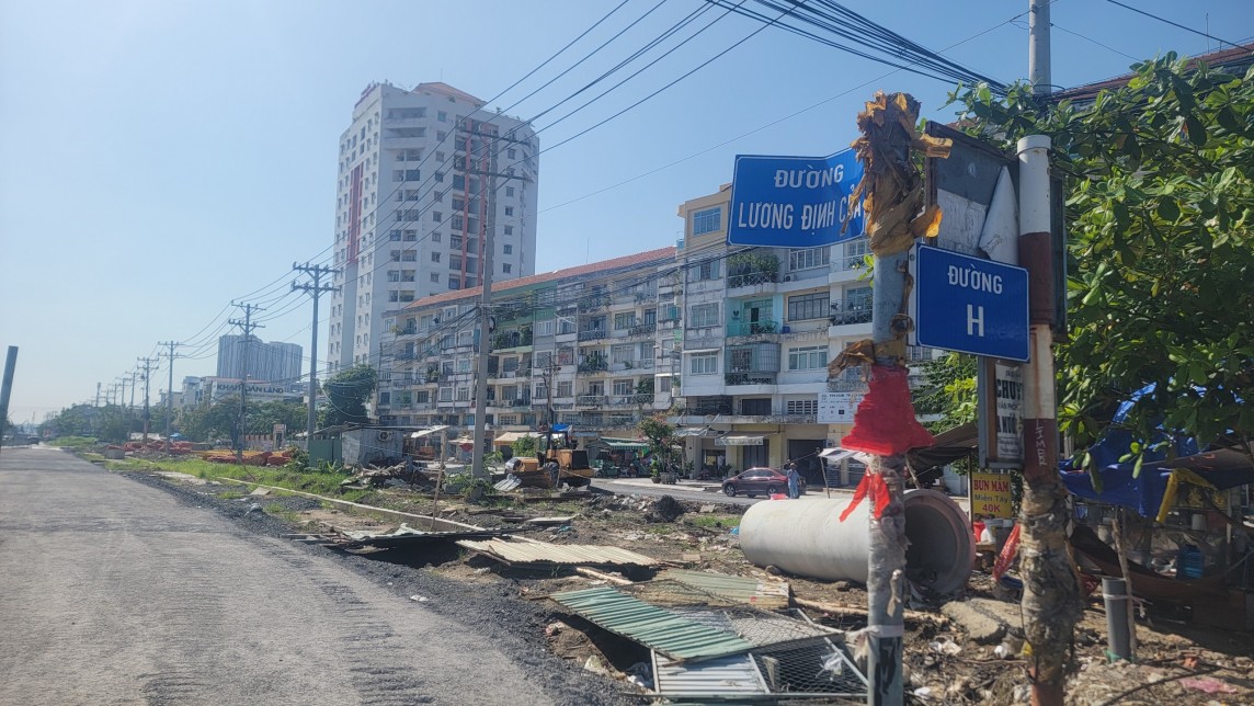 Một số đoạn đường đã được san lấp và rải đá - Ảnh: Ngân Nga. TP. Hồ Chí Minh