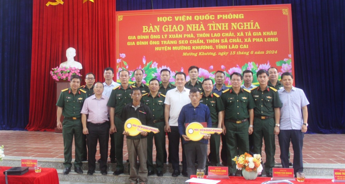 Học viện Quốc phòng bàn giao 2 nhà tình nghĩa tại Lào Cai