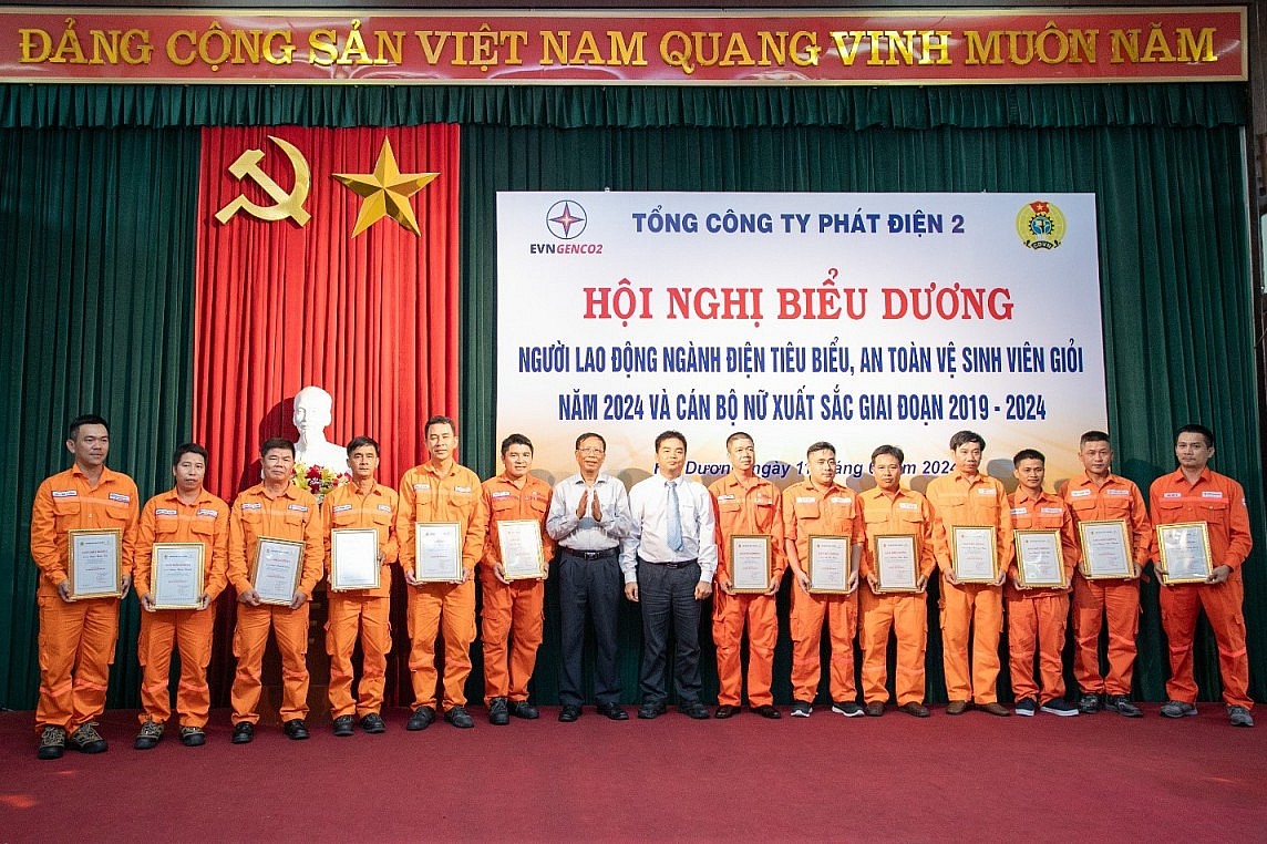 70 cá nhân được khen thưởng tại Hội nghị biểu dương Người lao động ngành Điện tiêu biểu