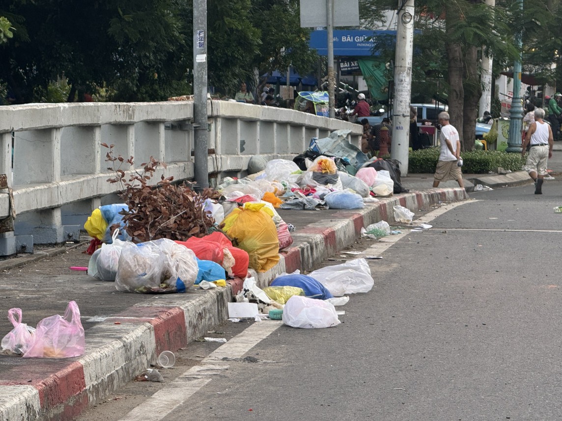 Rác thải được chất la liệt trên cầu Chu Văn An - Ảnh Ngân Nga TP. Hồ Chí Minh