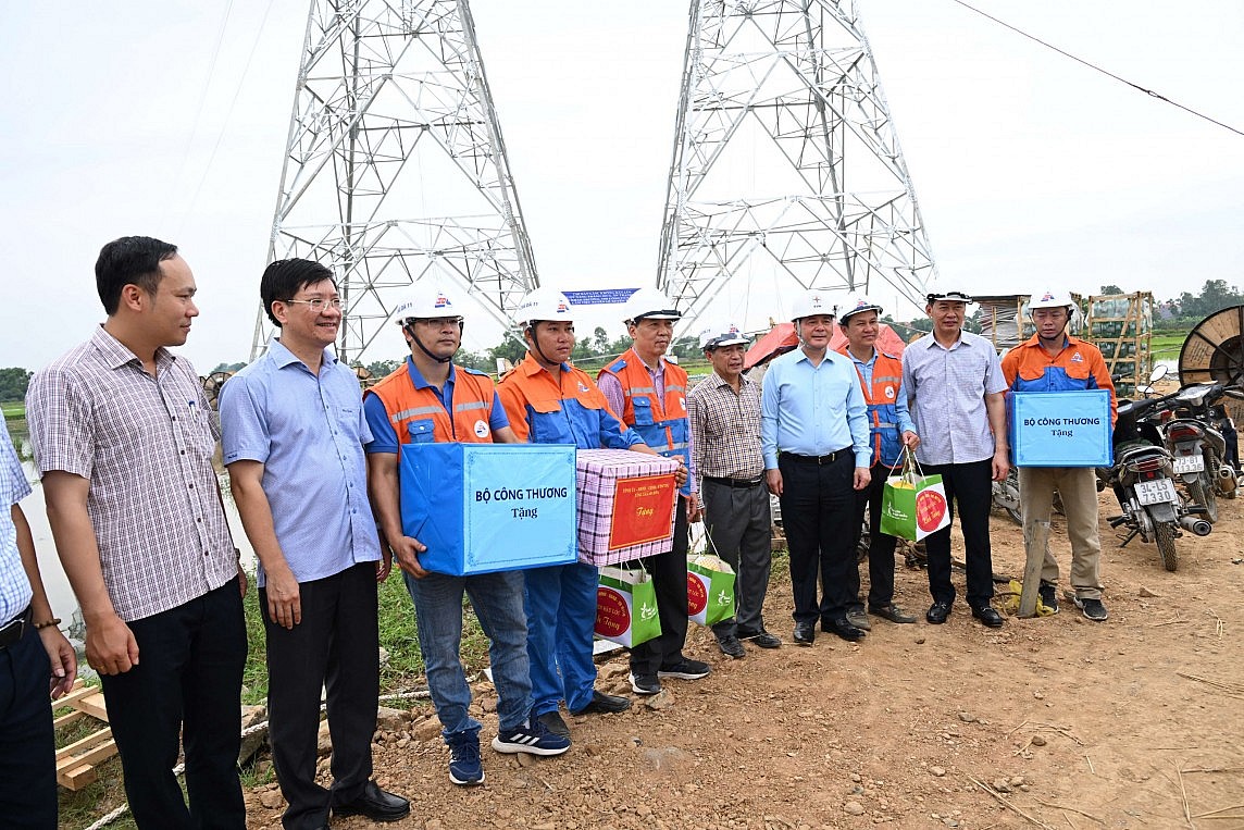 Những hình ảnh Bộ trưởng Bộ Công Thương trên công trường đường dây 500 kV mạch 3