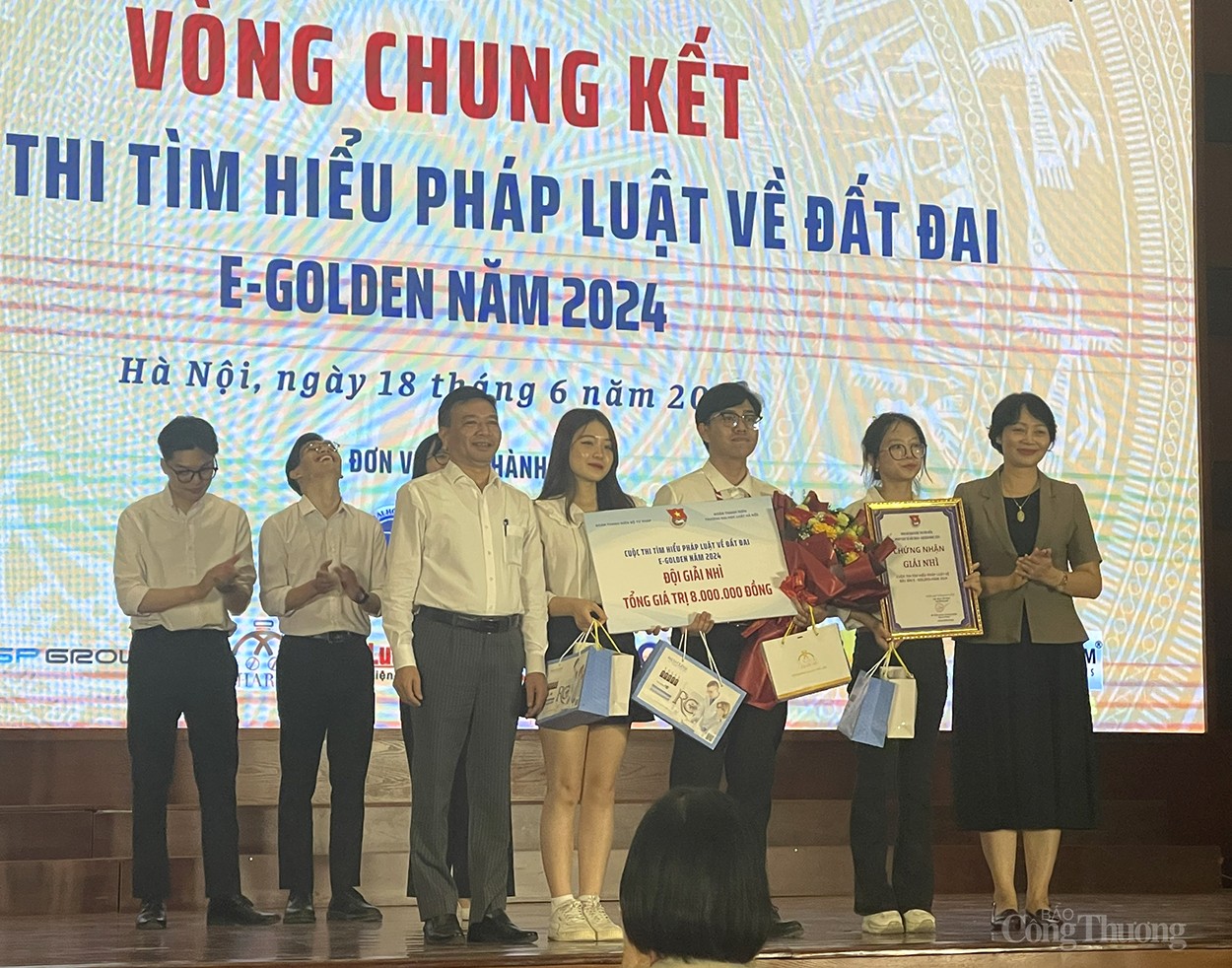 Sinh viên Luật Hà Nội giành quán quân cuộc thi tìm hiểu pháp luật về đất đai 2024