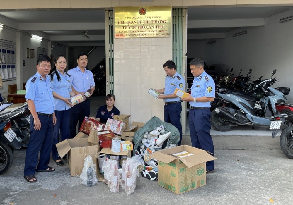 Thành viên Hội đồng tiêu hủy kiểm đếm số lượng, chủng loại hàng hóa -  Ảnh Cục Quản lý thị trường TP. Cần Thơ.