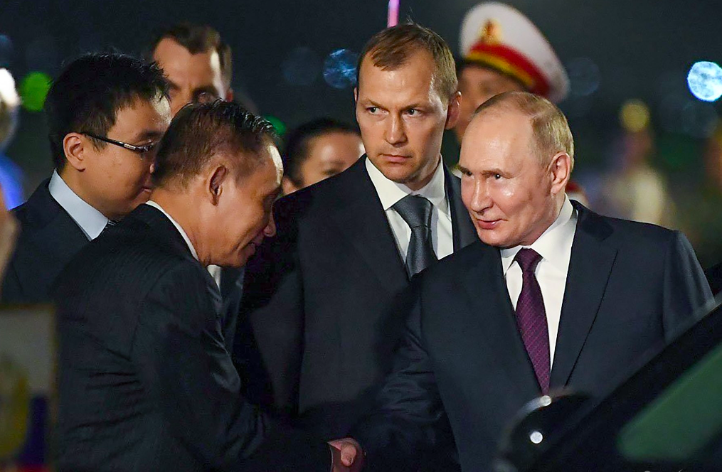 Tổng thống Vladimir Putin tới Hà Nội, bắt đầu chuyến thăm cấp Nhà nước đến Việt Nam