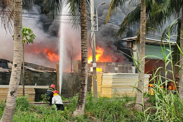 TP. Hồ Chí Minh: Liên tiếp xảy ra 2 vụ cháy nhà xưởng làm 2 người tử vong ở Bình Chánh