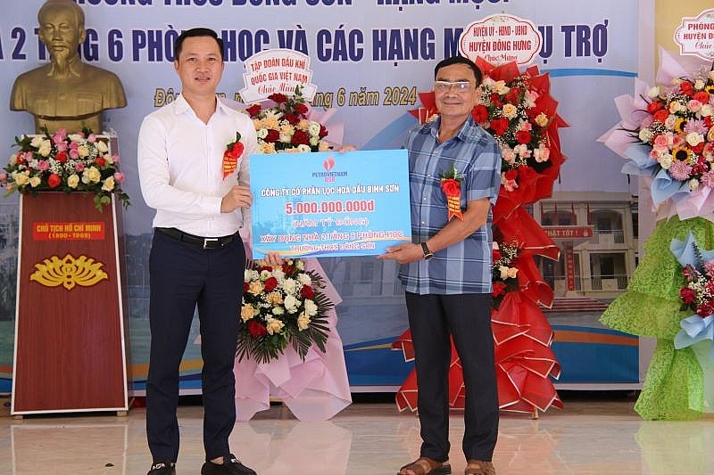 Phó Tổng Giám đốc BSR Phạm Minh Nghĩa trao biển tài trợ xây dựng công trình tại buổi lễ