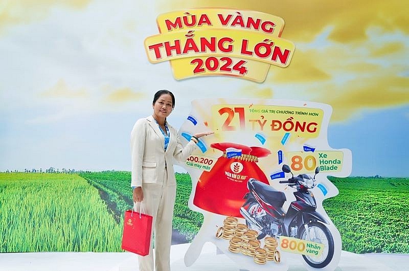 Chị Phạm Thị Tươi – Đại diện Cửa hàng Vật tư nông nghiệp Khanh Tươi trong đợt Livestream Mùa Vàng Thắng Lớn 2024 ngày 15/06/2024