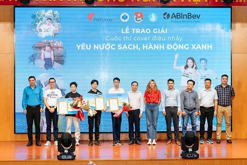 Ông Trương Văn Toàn - Giám đốc pháp Lý và Đối ngoại khu vực Đông Nam Á công ty TNHH Bia AB InBev Việt Nam cùng BTC, khách mời và thí sinh đạt giải cùng chụp hình lưu niệm