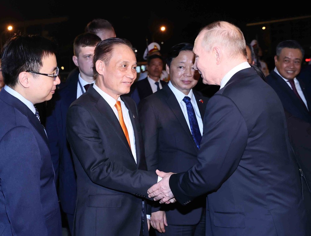 Bí thư Trung ương Đảng, Trưởng ban Đối ngoại Trung ương Lê Hoài Trung tiễn Tổng thống Liên bang Nga Vladimir Putin tại sân bay quốc tế Nội Bài (Hà Nội). (Ảnh: TTXVN)