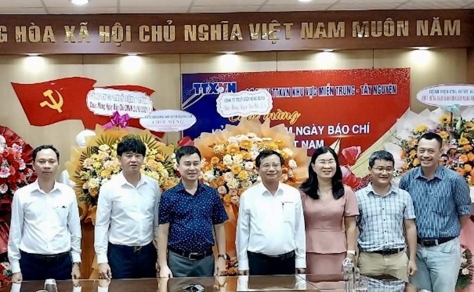 Công ty Thủy điện Sông Bung đến thăm và chúc mừng các cơ quan thông tấn, báo chí