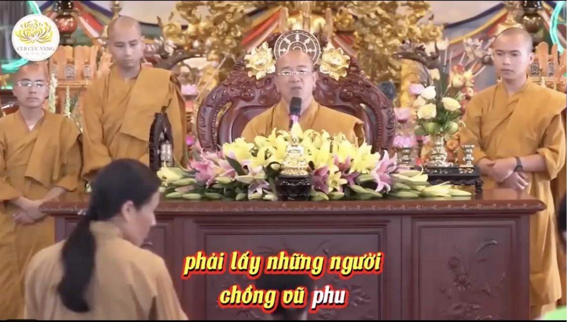 Trụ trì chùa Ba Vàng nói bạn K.L không dự khóa tu, không sám hối thì sẽ phải lấy nhiều đời chồng và lấy những người vũ phu do quả báo. Ảnh cắt từ clip