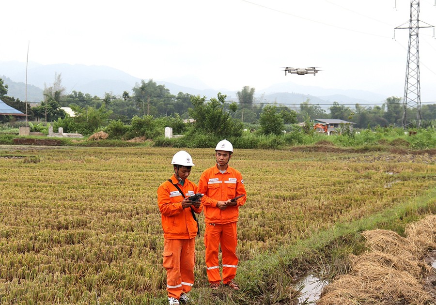 Sử dụng thiết bị flycam để kiểm tra lưới điện.