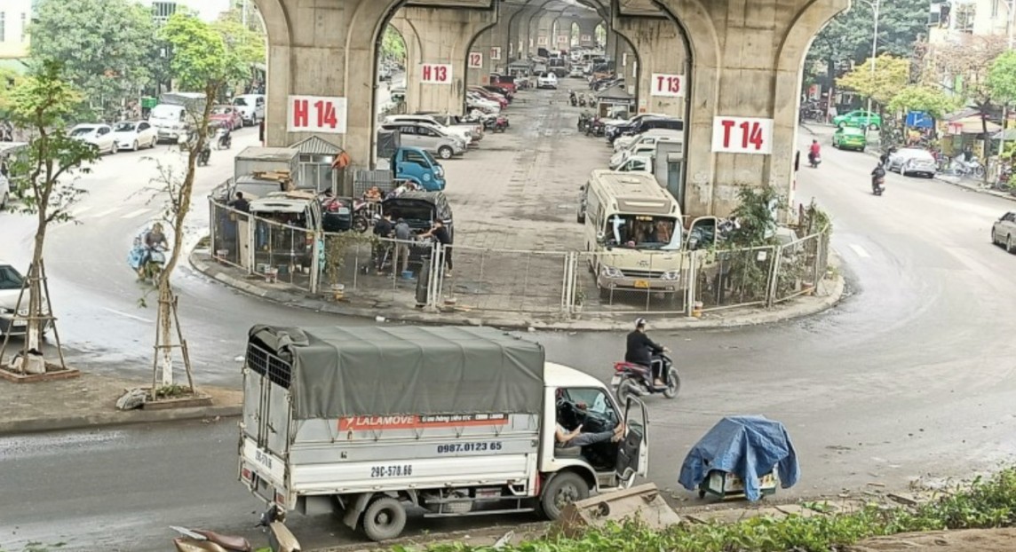 Dọc gầm cầu Vĩnh Tuy đã biến thành bãi đỗ xe