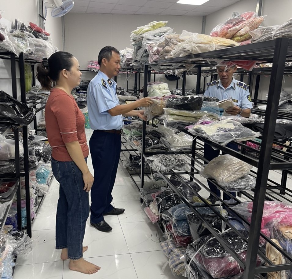 Bà Rịa – Vũng Tàu: Đột kích Shop Tú Uyên, tạm giữ hơn 1.700 sản phẩm