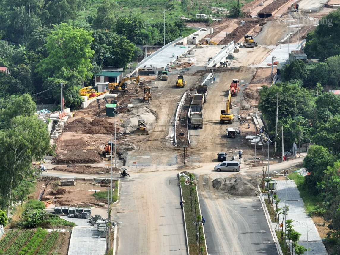 Tuyến đường Lê Quang Đạo kéo dài chạy qua khu đô thị Louis City Đại Mỗ nằm tiếp giáp khu đô thị Dương Nội, nhiều công nhân đang thi công các hạng mục.