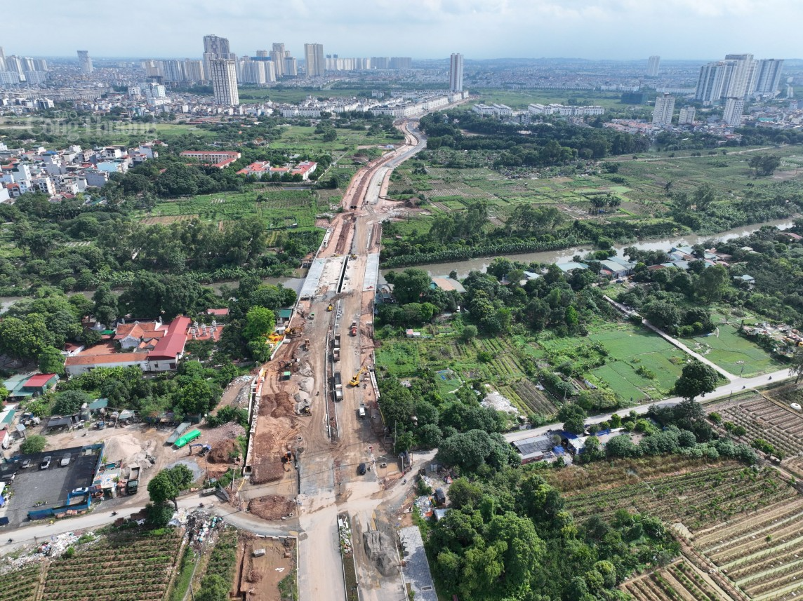 Hiện cây cầu này đã được gác dầm, đặt các cống hộp để hoàn thiện đường dẫn lên cầu. Hiện cây cầu này đã được gác dầm, đặt các cống hộp để hoàn thiện đường dẫn lên cầu.