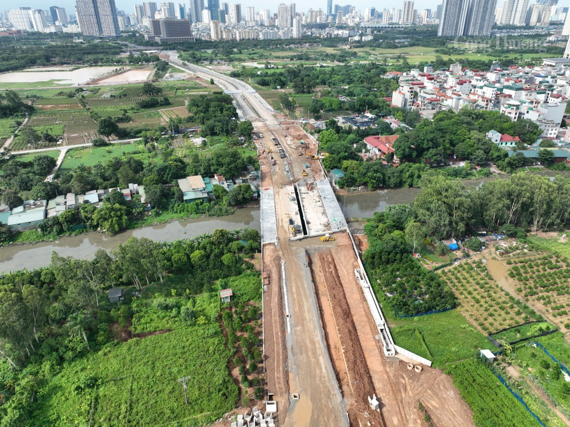 Sau hơn 1 năm thi công, tuyến đường Lê Quang Đạo kéo dài đã được hình thành. Trong đó, đoạn giao cắt Đại lộ Thăng Long đến phố Đại Linh (phường Mễ Trì) gần như đã hoàn thiện. Sau hơn 1 năm thi công, tuyến đường Lê Quang Đạo kéo dài đã được hình thành. Trong đó, đoạn giao cắt Đại lộ Thăng Long đến phố Đại Linh (phường Mễ Trì) gần như đã hoàn thiện.