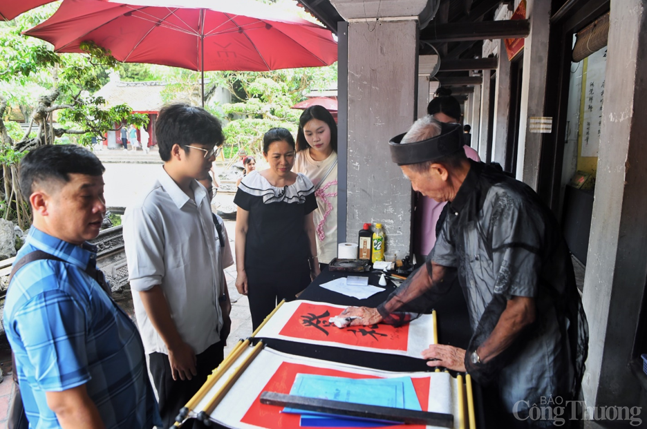 Hà Nội: Sĩ tử đổ về Văn Miếu - Quốc Tử Giám cầu may trước ngày vượt vũ môn Hà Nội: Sĩ tử đổ về Văn Miếu - Quốc Tử Giám cầu may trước ngày vượt vũ môn