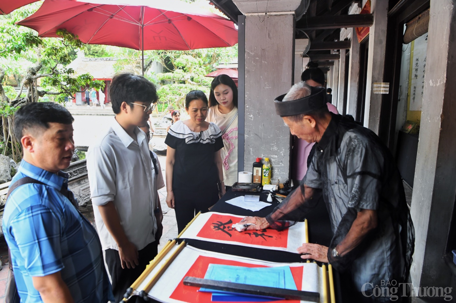 Hà Nội: Sĩ tử đổ về Văn Miếu - Quốc Tử Giám cầu may trước ngày vượt vũ môn