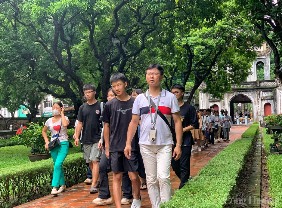 Hà Nội: Sĩ tử đổ về Văn Miếu - Quốc Tử Giám cầu may trước ngày vượt vũ môn Hà Nội: Sĩ tử đổ về Văn Miếu - Quốc Tử Giám cầu may trước ngày vượt vũ môn