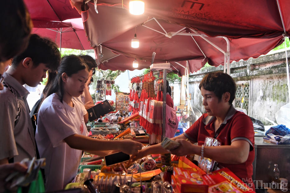 Hà Nội: Sĩ tử đổ về Văn Miếu - Quốc Tử Giám cầu may trước ngày vượt vũ môn