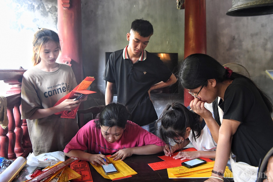 Hà Nội: Sĩ tử đổ về Văn Miếu - Quốc Tử Giám cầu may trước ngày vượt vũ môn Hà Nội: Sĩ tử đổ về Văn Miếu - Quốc Tử Giám cầu may trước ngày vượt vũ môn