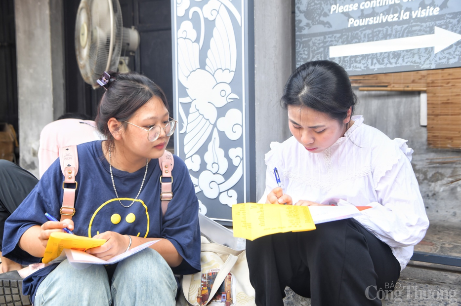 Hà Nội: Sĩ tử đổ về Văn Miếu - Quốc Tử Giám cầu may trước ngày vượt vũ môn Hà Nội: Sĩ tử đổ về Văn Miếu - Quốc Tử Giám cầu may trước ngày vượt vũ môn