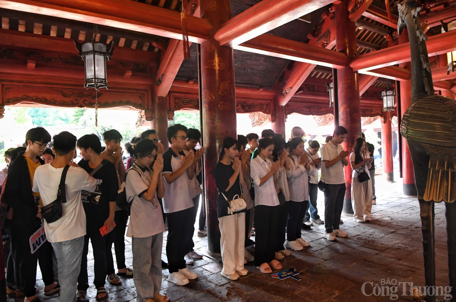 Hà Nội: Sĩ tử đổ về Văn Miếu - Quốc Tử Giám cầu may trước ngày vượt vũ môn Hà Nội: Sĩ tử đổ về Văn Miếu - Quốc Tử Giám cầu may trước ngày vượt vũ môn