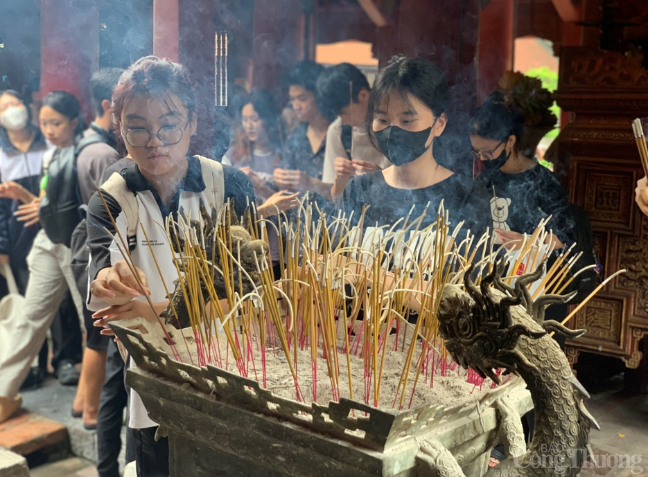 Hà Nội: Sĩ tử đổ về Văn Miếu - Quốc Tử Giám cầu may trước ngày vượt vũ môn Hà Nội: Sĩ tử đổ về Văn Miếu - Quốc Tử Giám cầu may trước ngày vượt vũ môn
