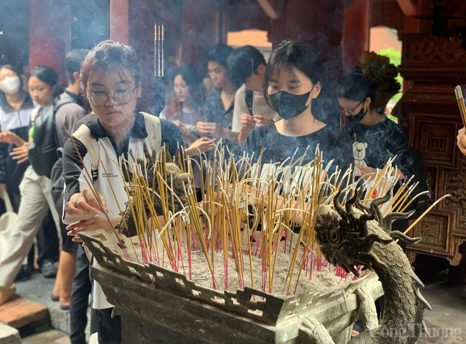 Hà Nội: Sĩ tử đổ về Văn Miếu - Quốc Tử Giám cầu may trước ngày vượt vũ môn