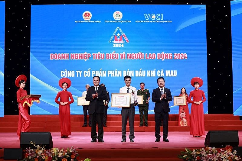 Ông Nguyễn Đức Hạnh - TV.HĐQT, Chủ tịch Công đoàn PVCFC  địa diện nhận bằng chứng nhận