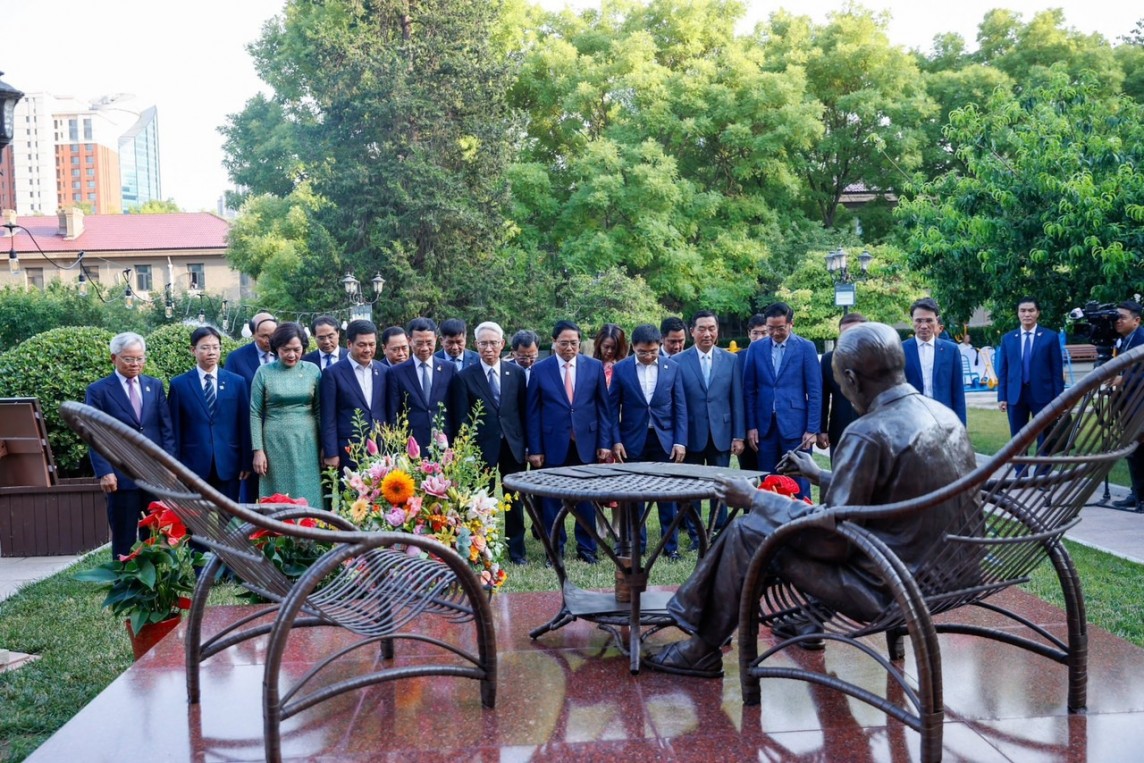 undefined Chùm ảnh: Hoạt động của Bộ trưởng Nguyễn Hồng Diên tháp tùng Thủ tướng Phạm Minh Chính tại Trung Quốc