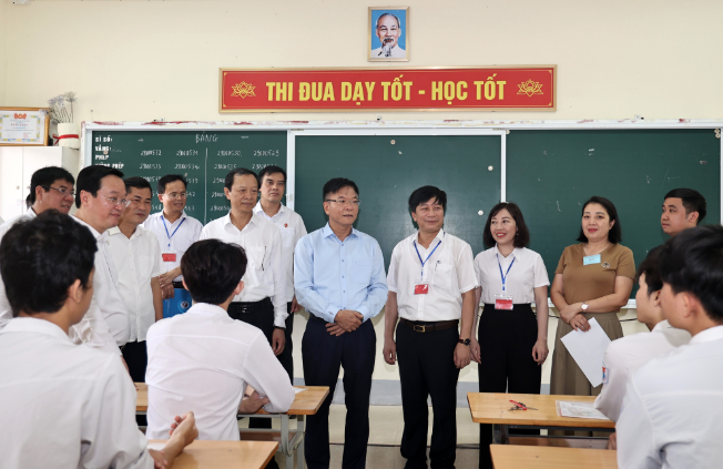 Phó Thủ tướng Lê Thành Long kiểm tra thi tốt nghiệp THPT 2024