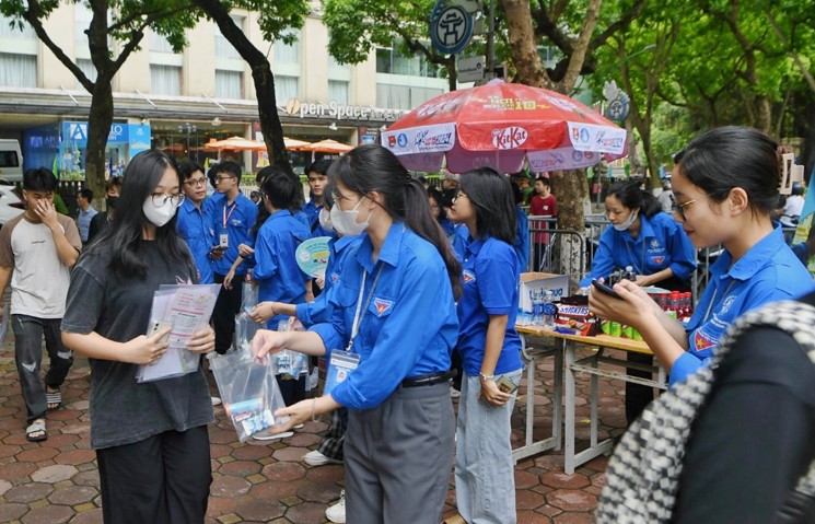 Hà Nội “phủ xanh” màu áo tình nguyện sẵn sàng tiếp sức mùa thi THPT 2024