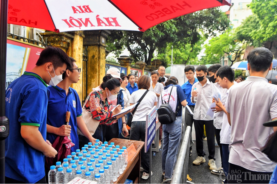 Hà Nội “phủ xanh” màu áo tình nguyện sẵn sàng tiếp sức mùa thi THPT 2024 Hà Nội “phủ xanh” màu áo tình nguyện sẵn sàng tiếp sức mùa thi THPT 2024