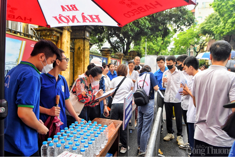 Hà Nội “phủ xanh” màu áo tình nguyện sẵn sàng tiếp sức mùa thi THPT 2024