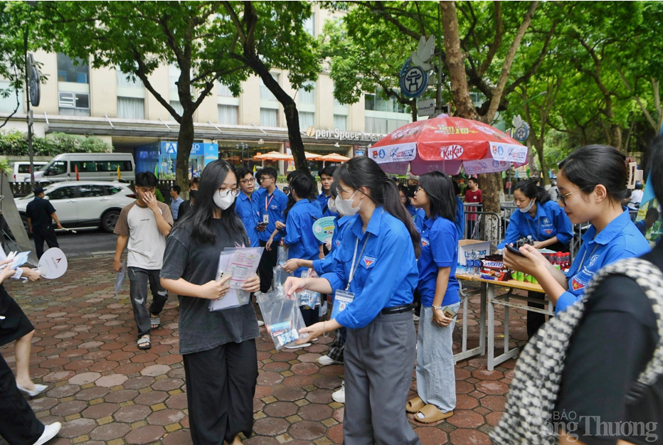 Hà Nội “phủ xanh” màu áo tình nguyện sẵn sàng tiếp sức mùa thi THPT 2024 Hà Nội “phủ xanh” màu áo tình nguyện sẵn sàng tiếp sức mùa thi THPT 2024