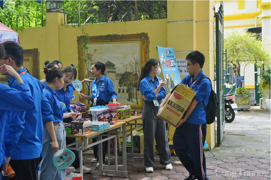 Hà Nội “phủ xanh” màu áo tình nguyện sẵn sàng tiếp sức mùa thi THPT 2024 Hà Nội “phủ xanh” màu áo tình nguyện sẵn sàng tiếp sức mùa thi THPT 2024