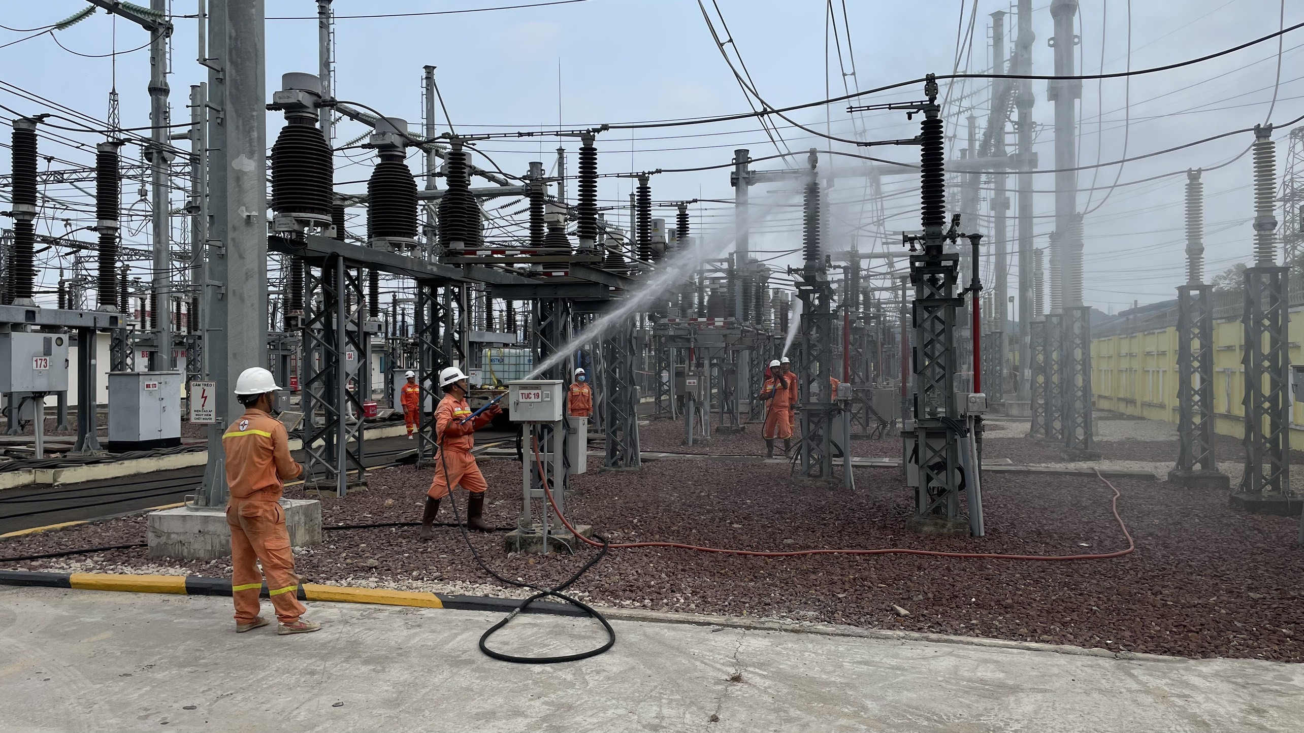 Vệ sinh hotline tại TBA 220kV Quy Nhơn. Ảnh: M.H