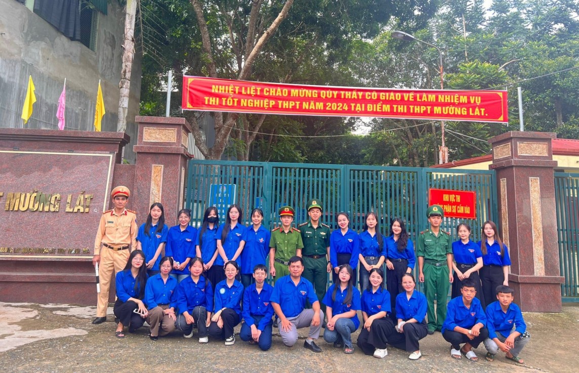 Thanh Hóa: Hình ảnh đẹp về Bộ đội Biên phòng giúp các sĩ tử trong kỳ thi tốt nghiệp THPT