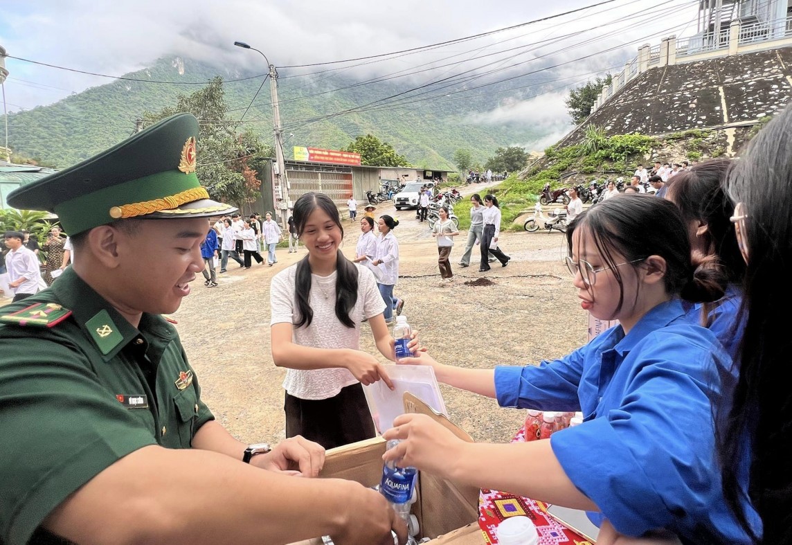 Thanh Hóa: Hình ảnh đẹp về Bộ đội Biên phòng giúp các sĩ tử trong kỳ thi tốt nghiệp THPT