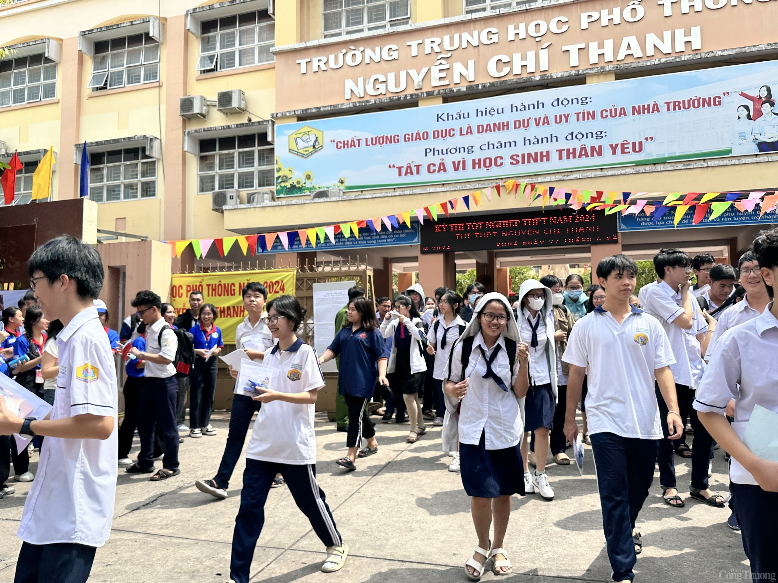 TP. Hồ Chí Minh: Thí sinh vui vẻ hoàn thành bài thi môn Ngữ văn kỳ thi tốt nghiệp THPT 2024