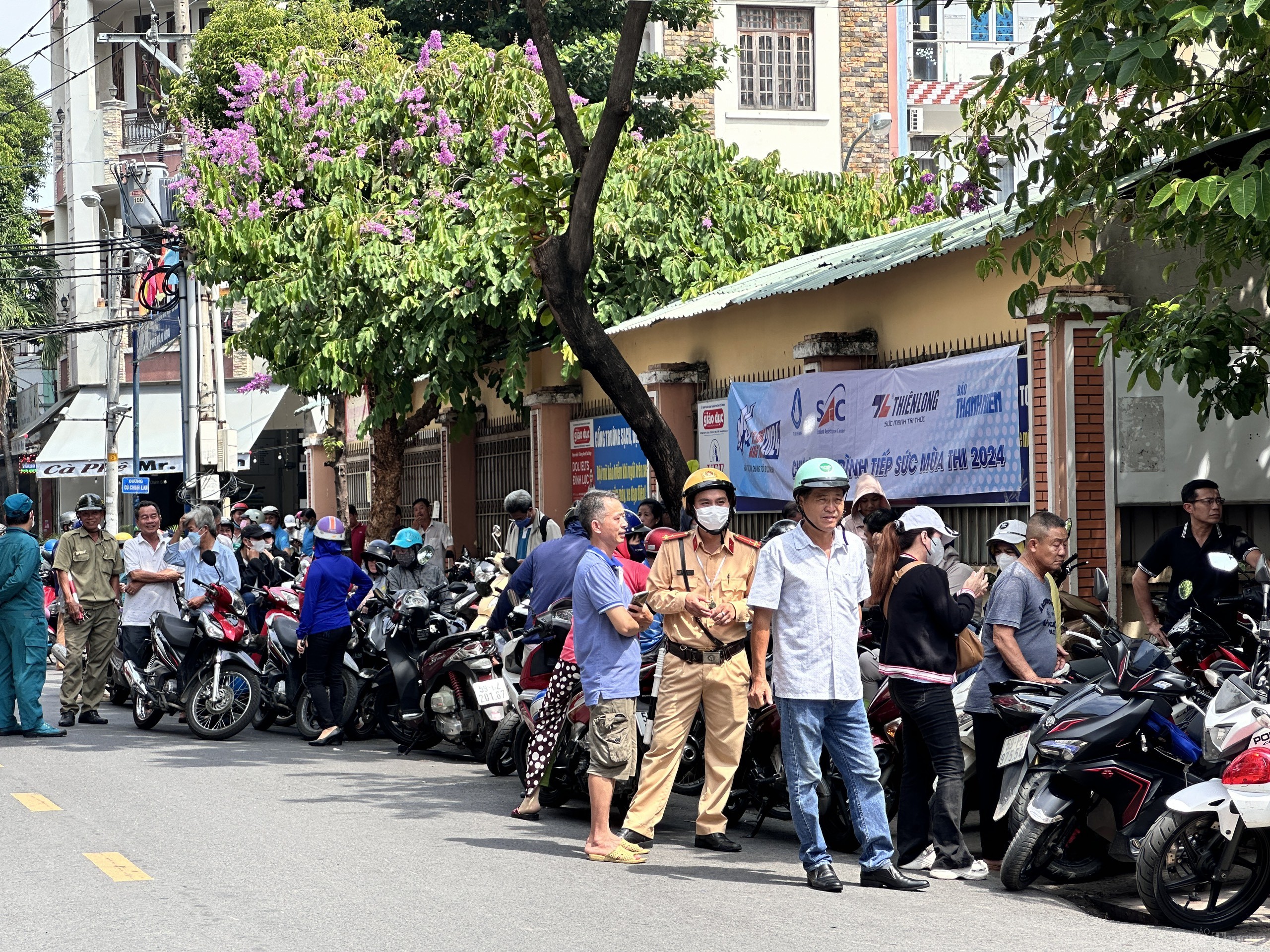 TP. Hồ Chí Minh: Thí sinh vui vẻ hoàn thành bài thi môn Ngữ văn kỳ thi tốt nghiệp THPT 2024