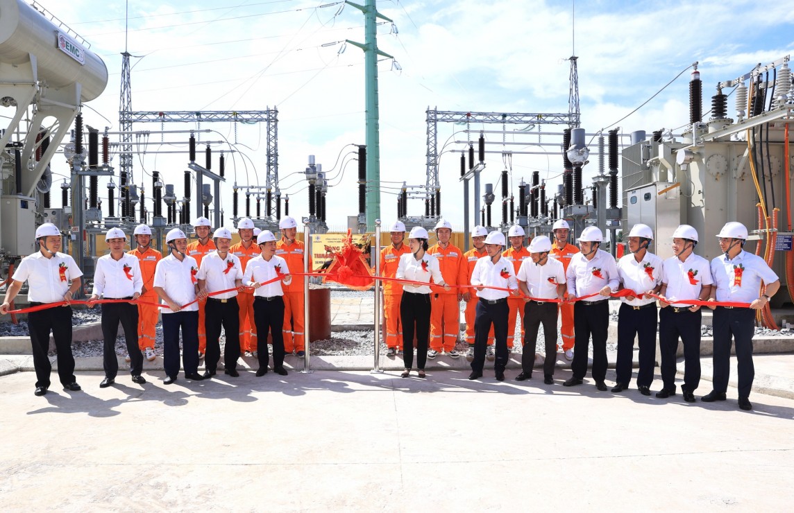 Các đại biểu thực hiện nghi lễ kéo băng khánh thành công trình TBA 110kV Yên Lạc